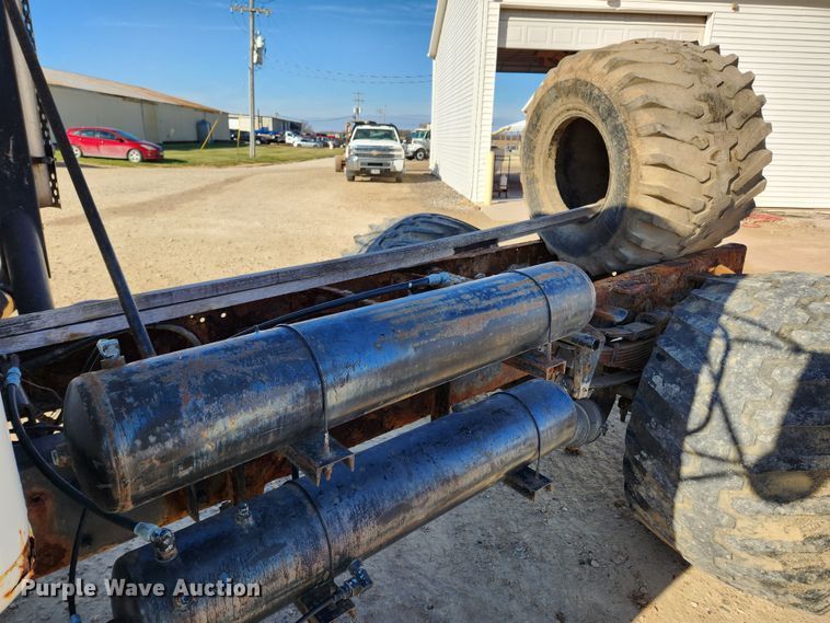 image for item KT9588 1994 International 8100  applicator cab and chassis