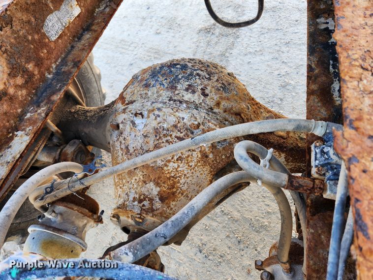 image for item KT9588 1994 International 8100  applicator cab and chassis