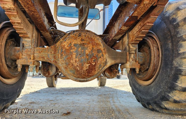 image for item KT9588 1994 International 8100  applicator cab and chassis