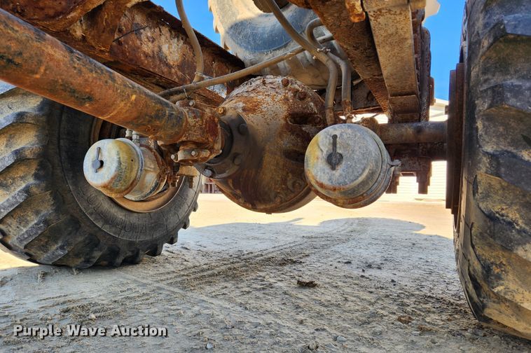 image for item KT9588 1994 International 8100  applicator cab and chassis