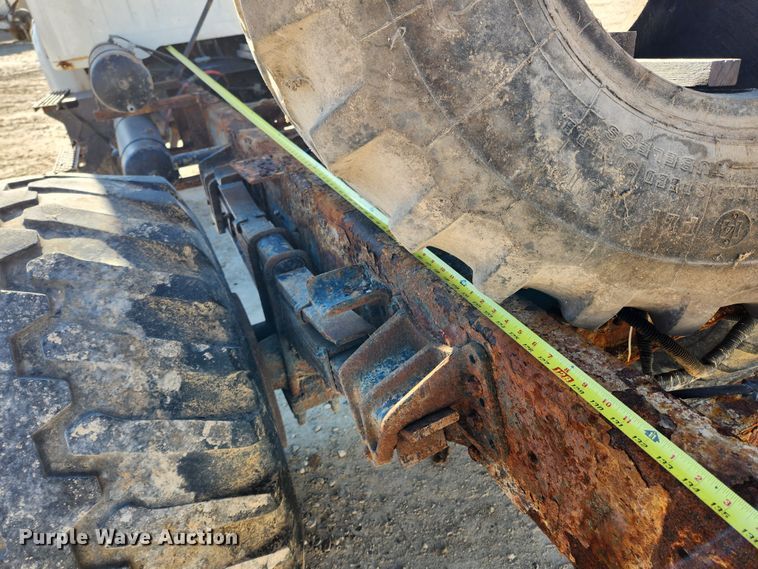 image for item KT9588 1994 International 8100  applicator cab and chassis