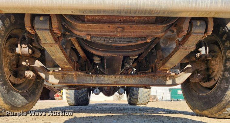 image for item KT9588 1994 International 8100  applicator cab and chassis