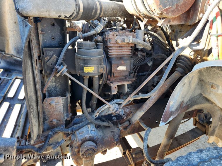 image for item KT9588 1994 International 8100  applicator cab and chassis