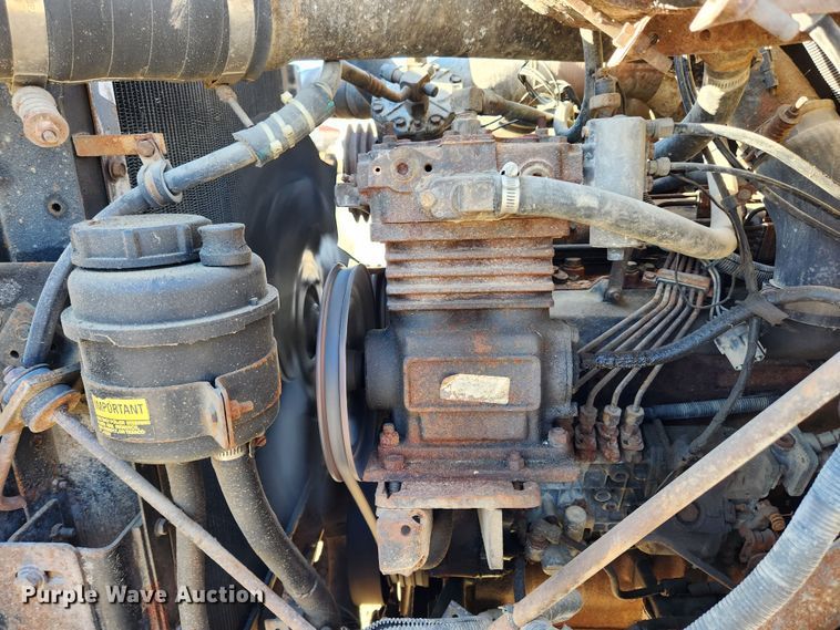 image for item KT9588 1994 International 8100  applicator cab and chassis