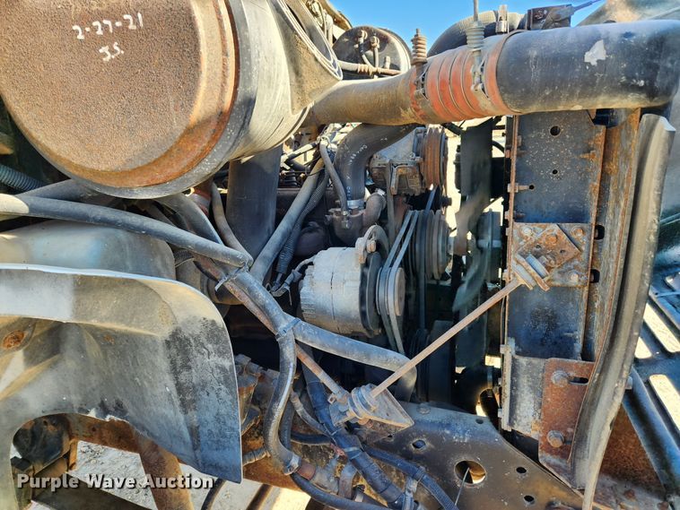 image for item KT9588 1994 International 8100  applicator cab and chassis