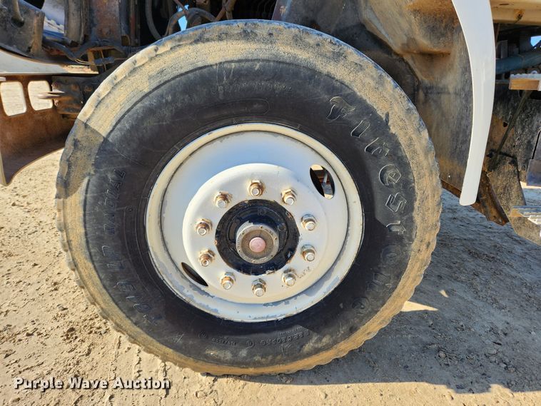 image for item KT9588 1994 International 8100  applicator cab and chassis