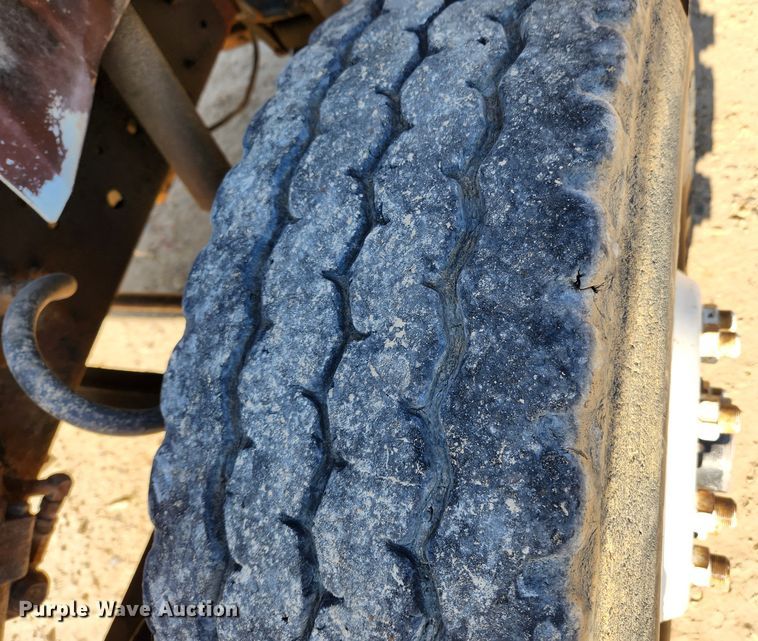 image for item KT9588 1994 International 8100  applicator cab and chassis