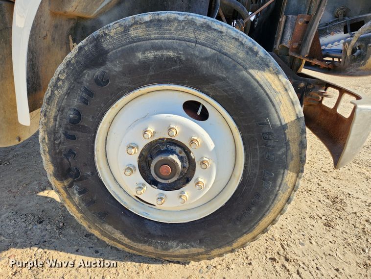 image for item KT9588 1994 International 8100  applicator cab and chassis