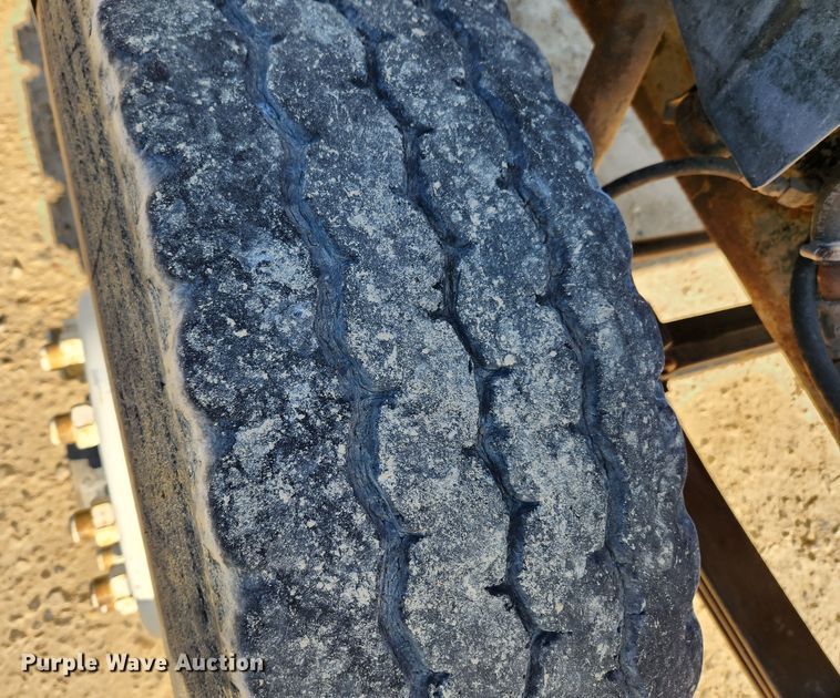 image for item KT9588 1994 International 8100  applicator cab and chassis