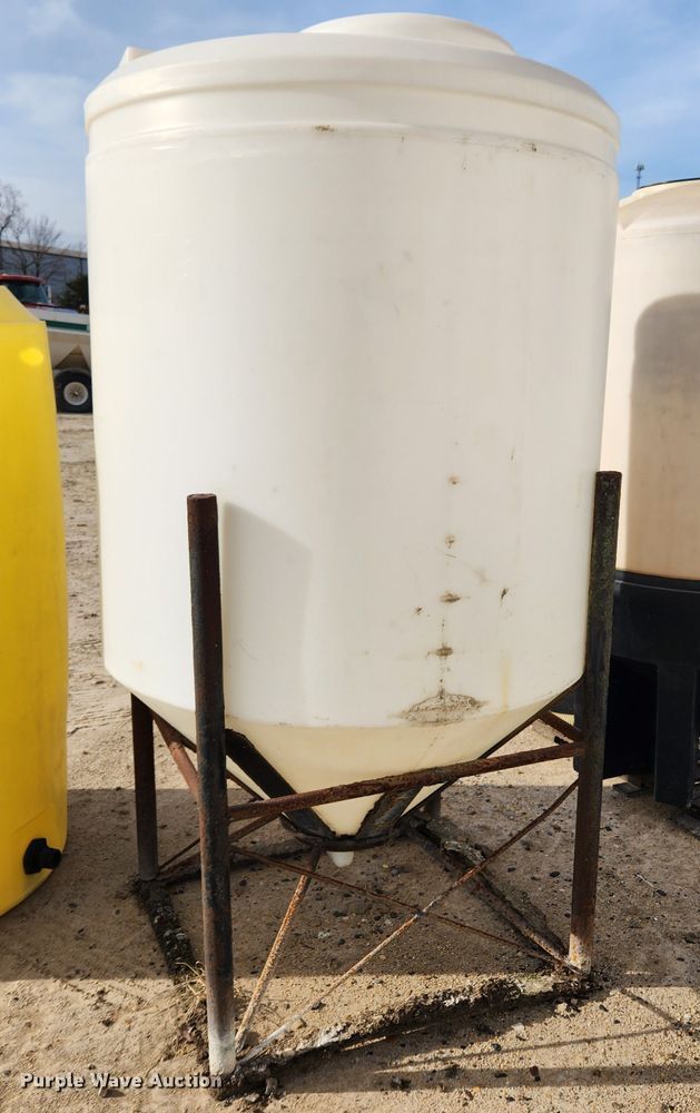 image for item KT9592 (3) poly tanks