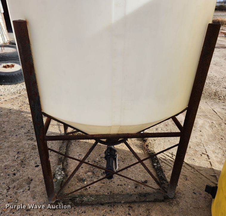 image for item KT9592 (3) poly tanks