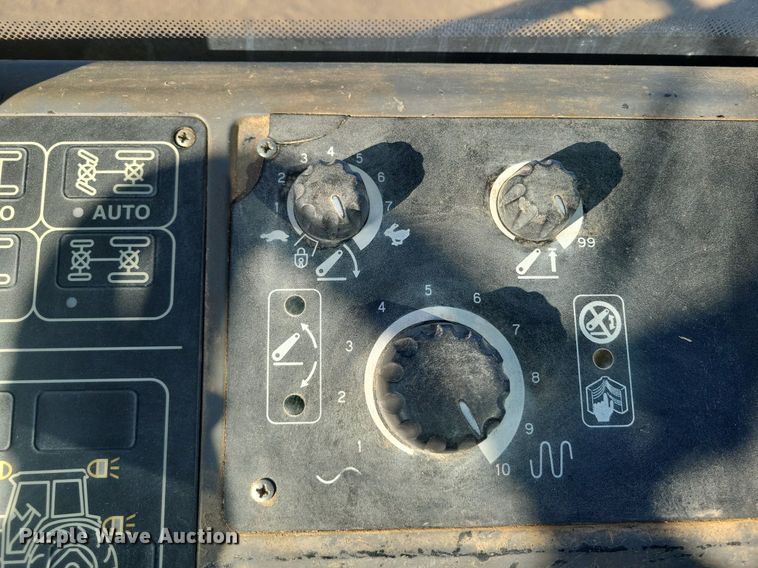 image for item LG9388 2004 New Holland TM175  MFWD tractor