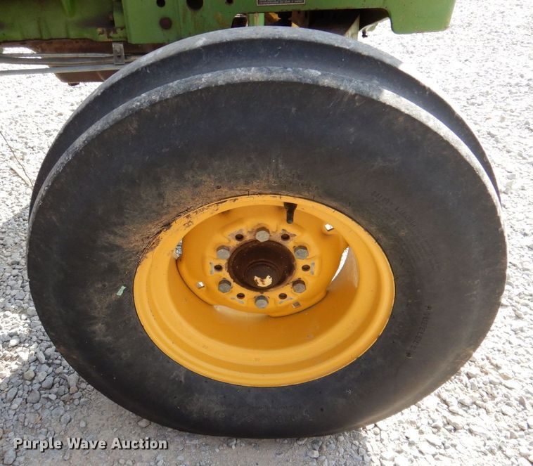 image for item LP9090 1976 John Deere 2040  tractor