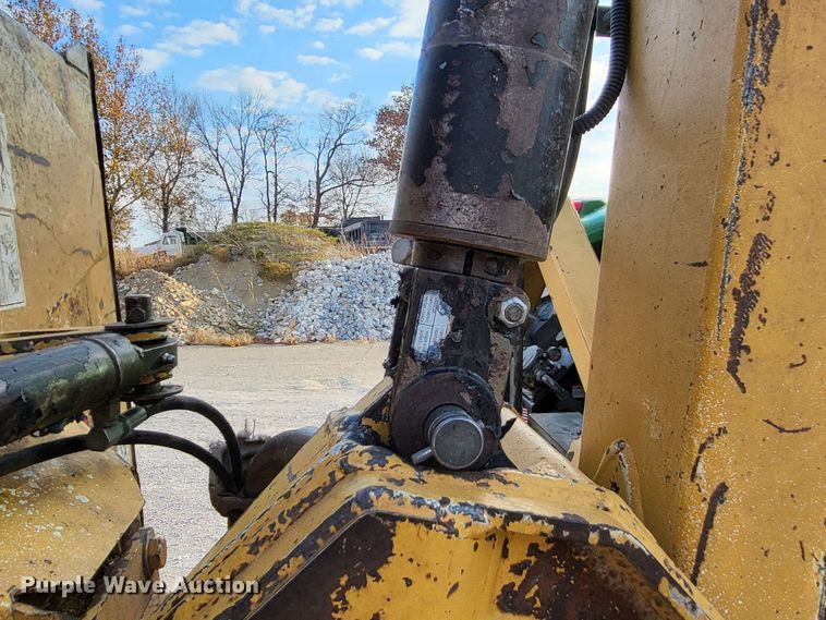 image for item LR9087 2016 John Deere 6115M  MFWD tractor