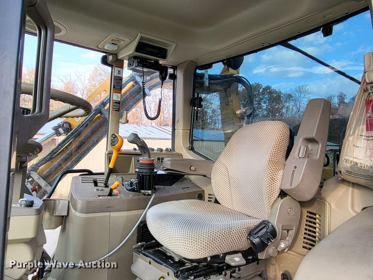 image for item LR9087 2016 John Deere 6115M  MFWD tractor