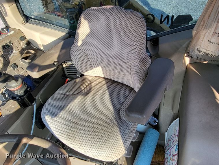 image for item LR9087 2016 John Deere 6115M  MFWD tractor