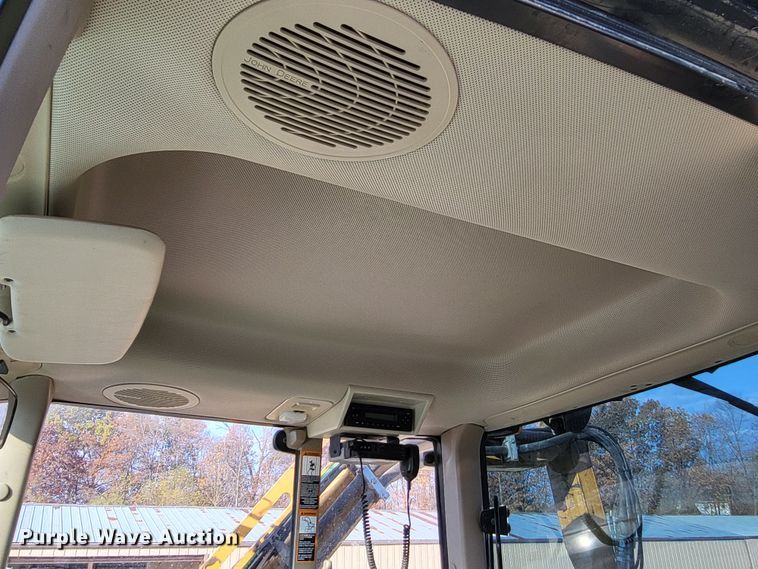 image for item LR9087 2016 John Deere 6115M  MFWD tractor