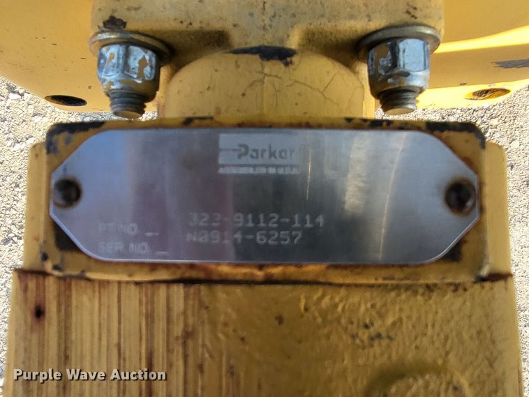 image for item LR9087 2016 John Deere 6115M  MFWD tractor