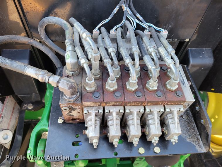 image for item LR9087 2016 John Deere 6115M  MFWD tractor