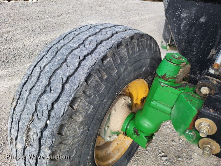 image for item LR9088 2014 John Deere 6105M  tractor