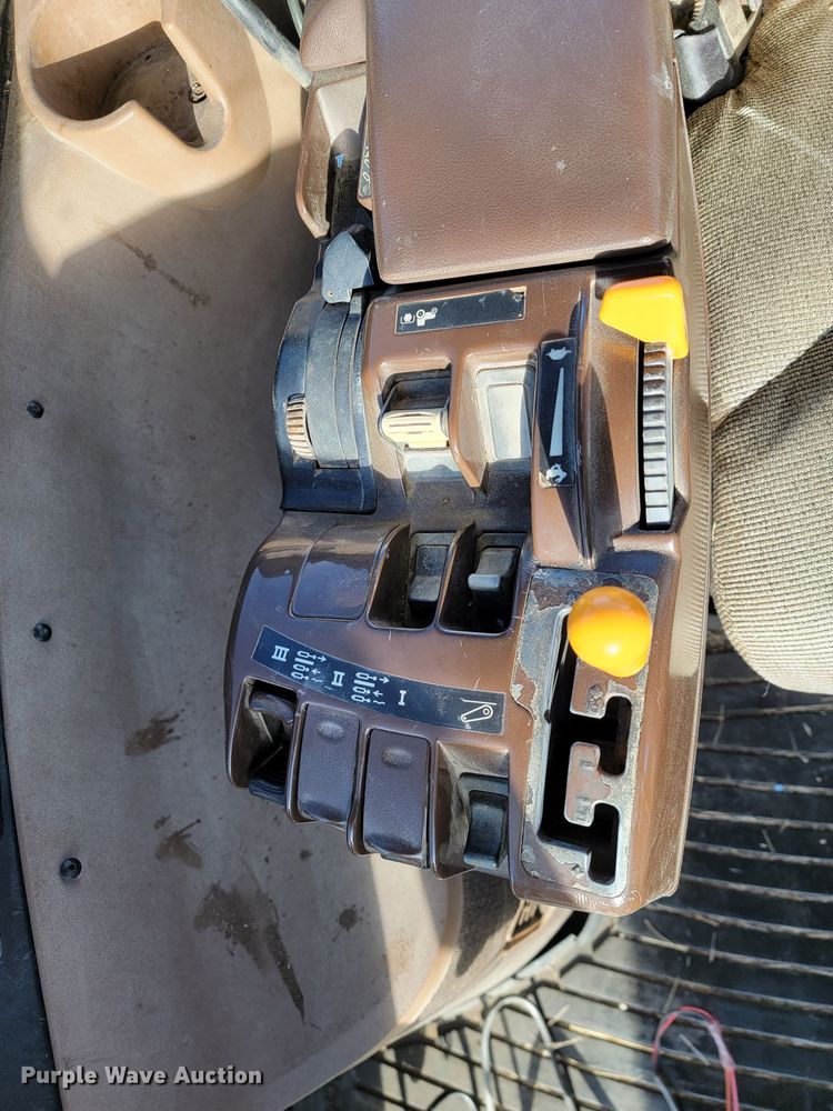 image for item ME9590 2004 John Deere 8320  MFWD tractor