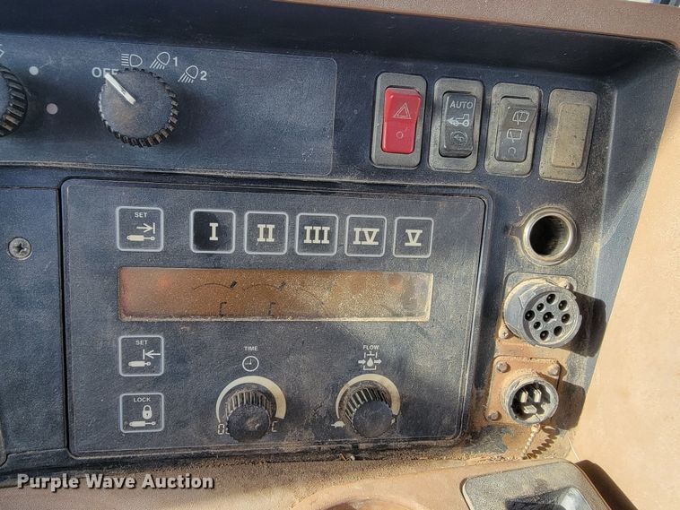 image for item ME9590 2004 John Deere 8320  MFWD tractor