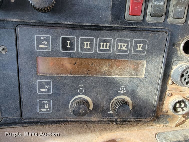 image for item ME9590 2004 John Deere 8320  MFWD tractor