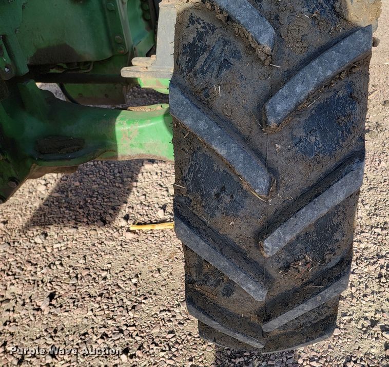 image for item ME9590 2004 John Deere 8320  MFWD tractor