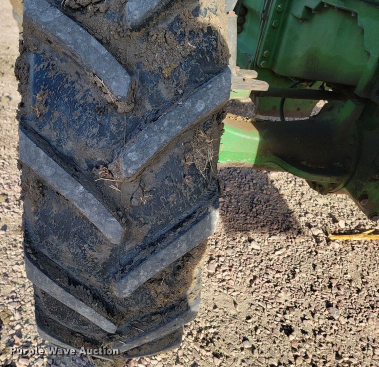 image for item ME9590 2004 John Deere 8320  MFWD tractor