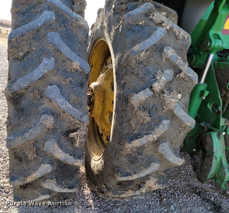 image for item ME9590 2004 John Deere 8320  MFWD tractor