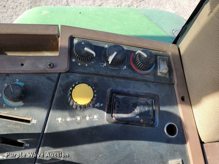 image for item ME9592 1996 John Deere 7600  tractor