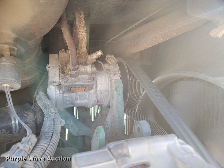 image for item ME9592 1996 John Deere 7600  tractor