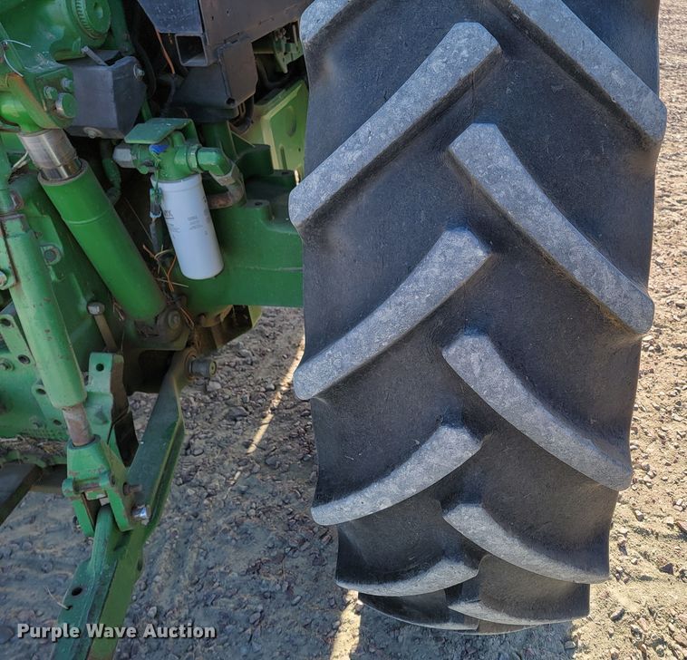 image for item ME9592 1996 John Deere 7600  tractor