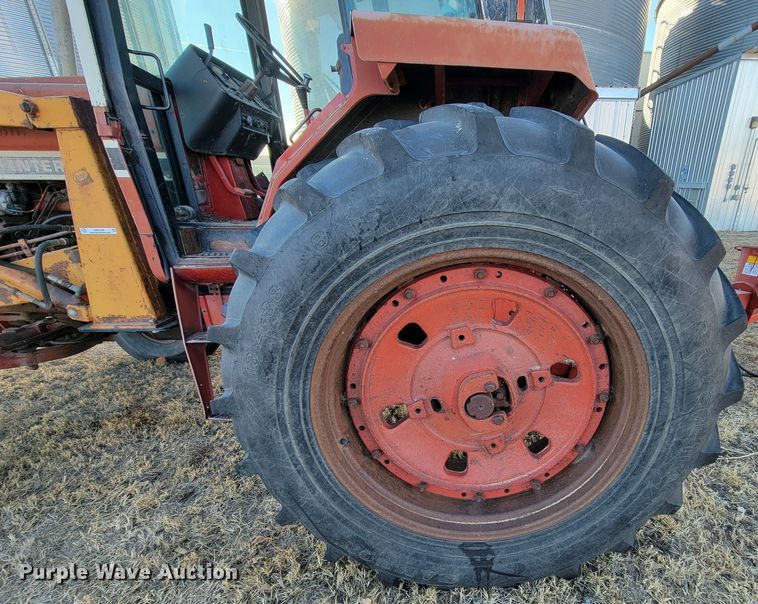 image for item ME9599 International 1086  tractor