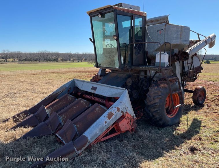 image for item MI9552 1965 Gleaner C  combine