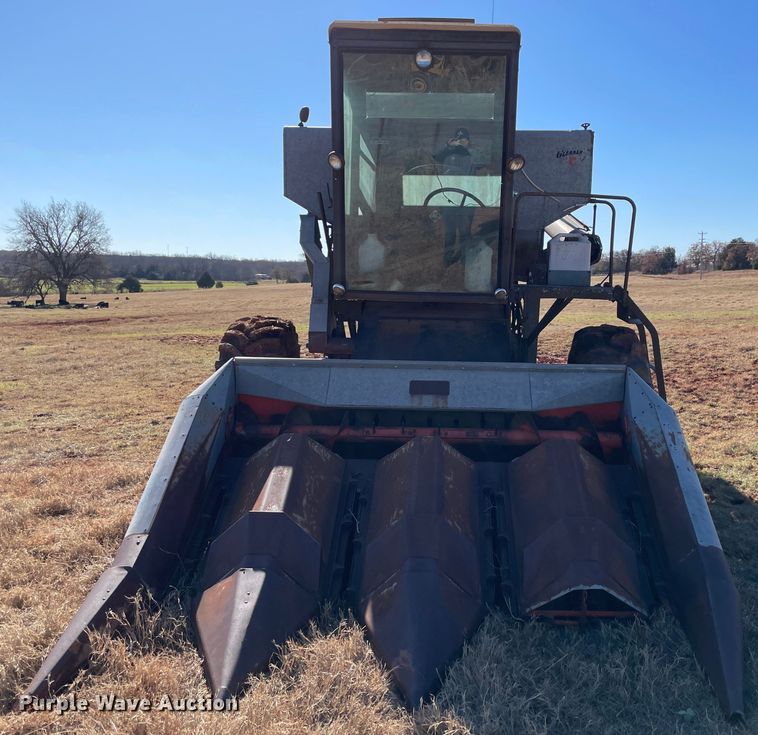image for item MI9552 1965 Gleaner C  combine