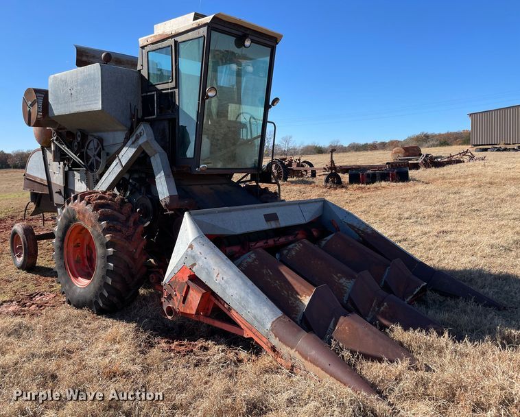 image for item MI9552 1965 Gleaner C  combine