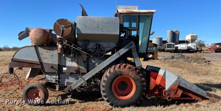 image for item MI9552 1965 Gleaner C  combine