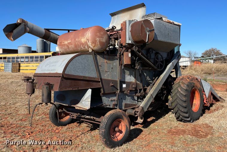 image for item MI9552 1965 Gleaner C  combine