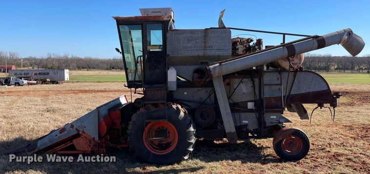 image for item MI9552 1965 Gleaner C  combine