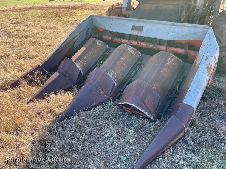 image for item MI9552 1965 Gleaner C  combine