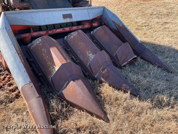 image for item MI9552 1965 Gleaner C  combine