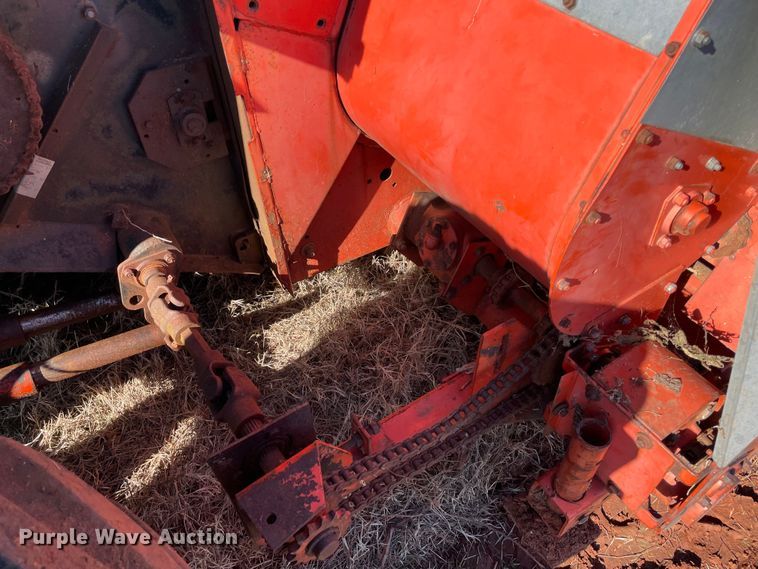 image for item MI9552 1965 Gleaner C  combine