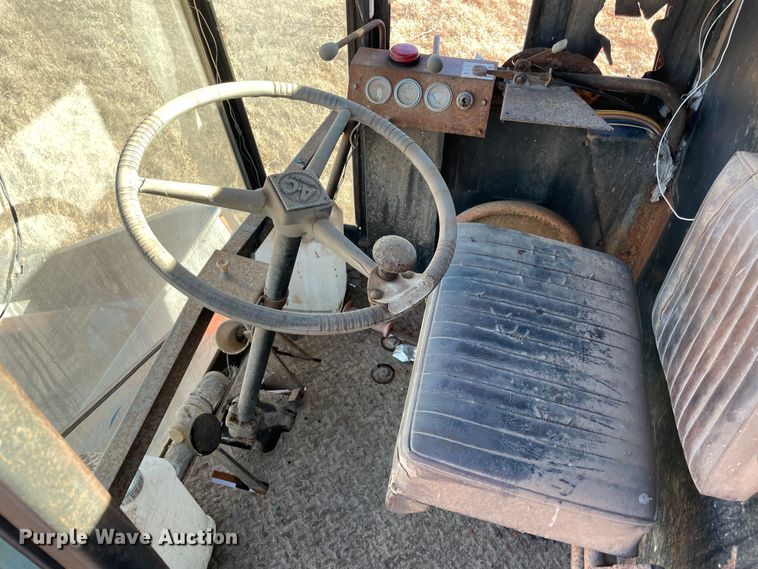 image for item MI9552 1965 Gleaner C  combine