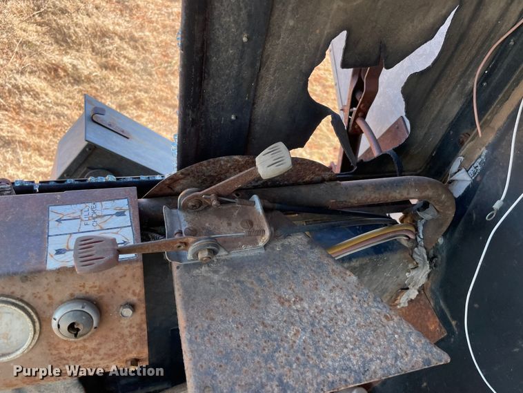 image for item MI9552 1965 Gleaner C  combine