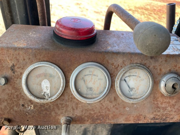 image for item MI9552 1965 Gleaner C  combine