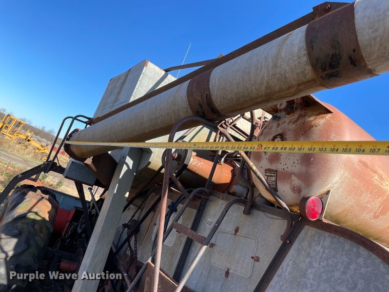 image for item MI9552 1965 Gleaner C  combine