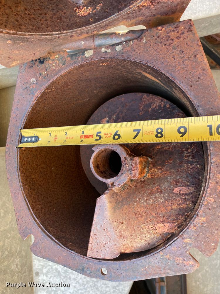 image for item MI9552 1965 Gleaner C  combine