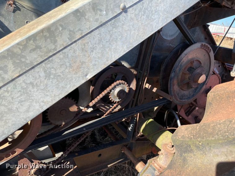 image for item MI9552 1965 Gleaner C  combine