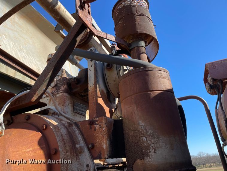 image for item MI9552 1965 Gleaner C  combine